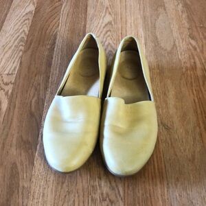 Dansko Larisa Women’s Flat Yellow size 36